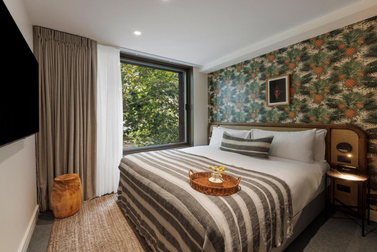 Hotel 202 Elizabeth Sydney Exteriér fotografie A bedroom at the London Edition