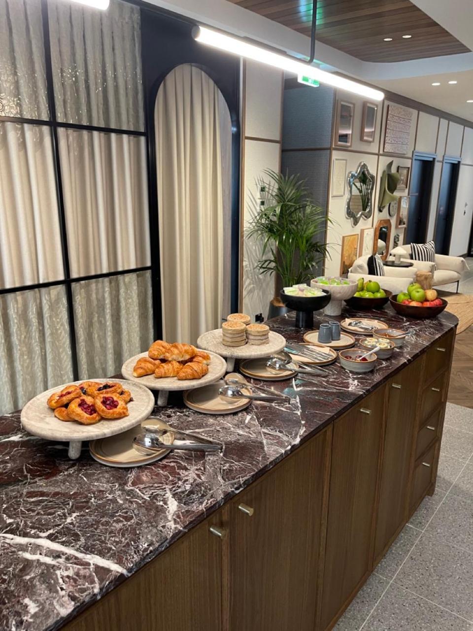Hotel 202 Elizabeth Sydney Exteriér fotografie A buffet at a hotel