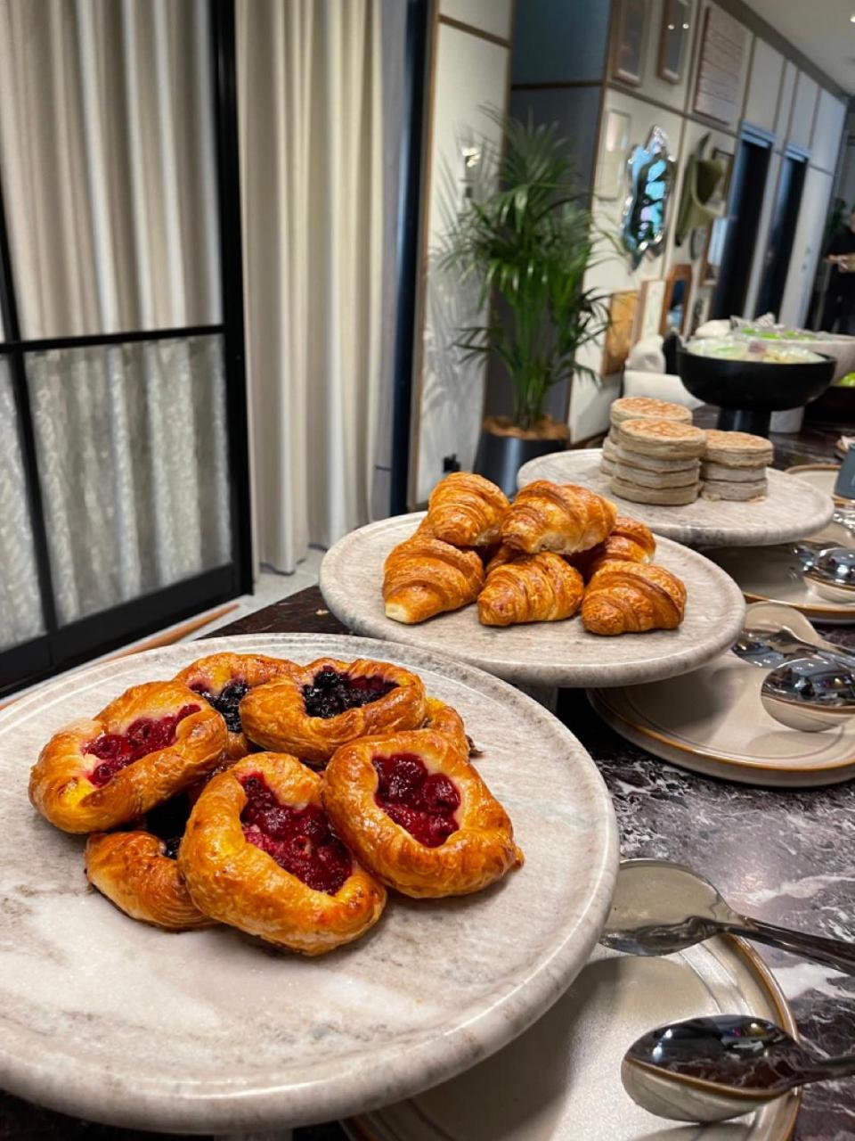 Hotel 202 Elizabeth Sydney Exteriér fotografie Croissants and other pastries
